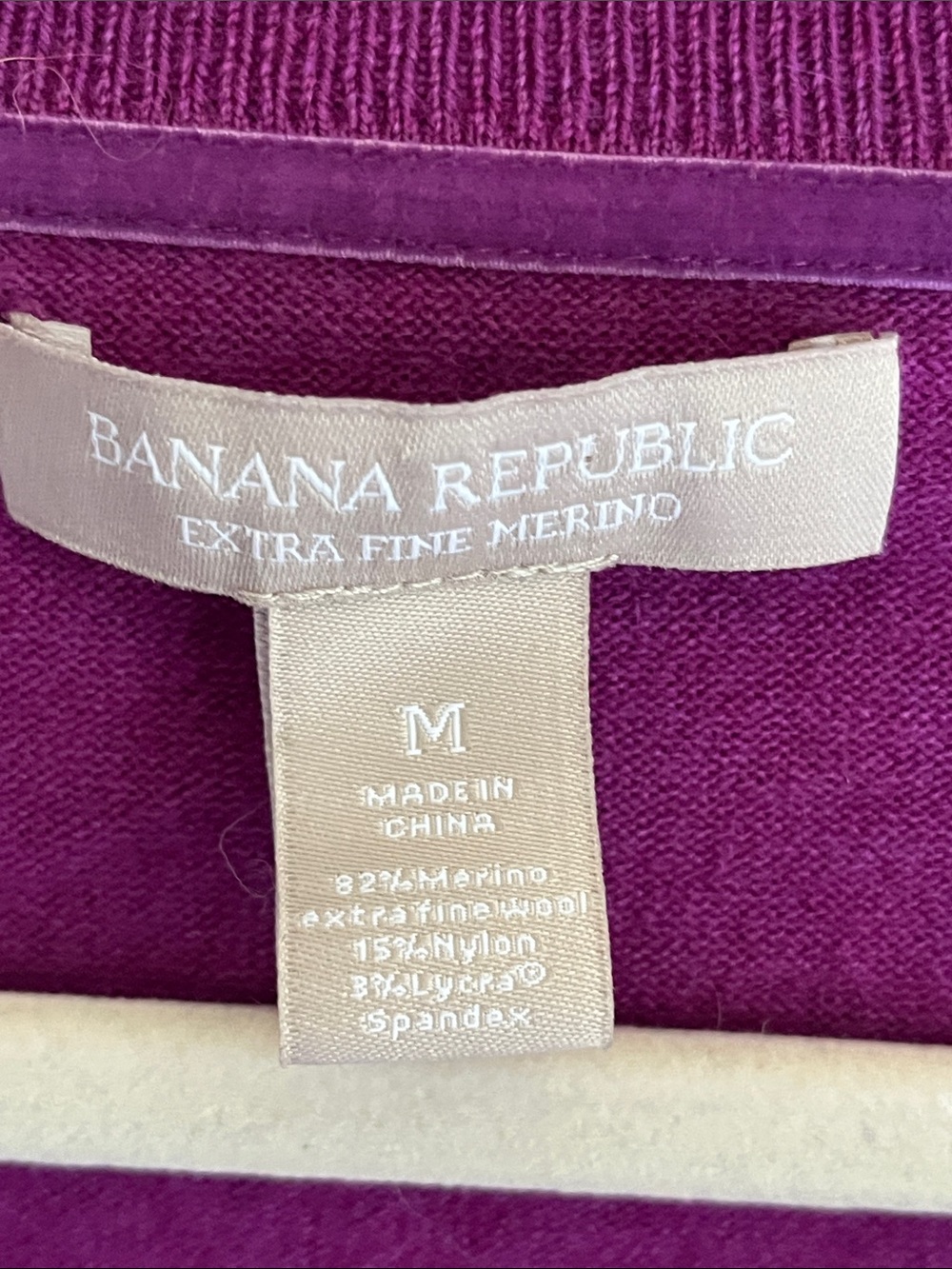 Banana Republic 100% Fine Merino Wool V-Neck Purple/ Magenta Sweater size medium - Picture 5 of 14